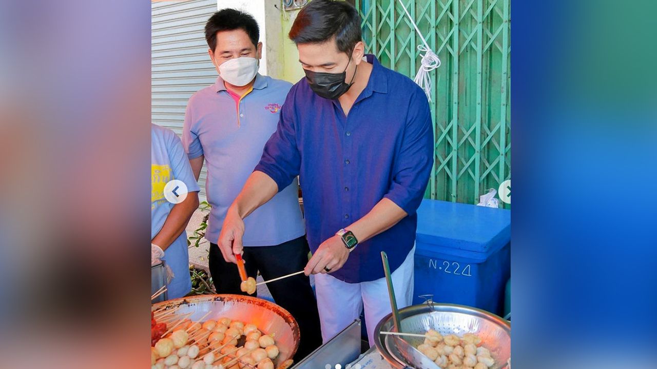 เห็นเพิ่งบ่นว่าอยากไปเทศกาล “ลูกชิ้น ยืนกิน” ในฐานะที่รายการ “วู้ดดี้โชว์” สัมภาษณ์ ลิซ่า จนฮือฮา ล่าสุด วด. ไปยืนทอดลูกชิ้นกินเองอยู่ที่บุรีรัมย์แล้ว แถมการันตี กินชาตินี้ฟินยันชาติหน้า.