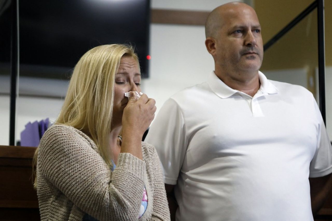 พ่อแม่ของแกบบี้ เพทิโต้ เศร้าเสียใจขณะร่วมฟังการแถลงของผู้กำกับสถานีตำรวจเมืองนอร์ท พอร์ต รัฐฟลอริดา ให้ช่วยติดตามหาบุตรสาวที่สูญหาย เมื่อ 16 สิงหาคม ที่ผ่านมา