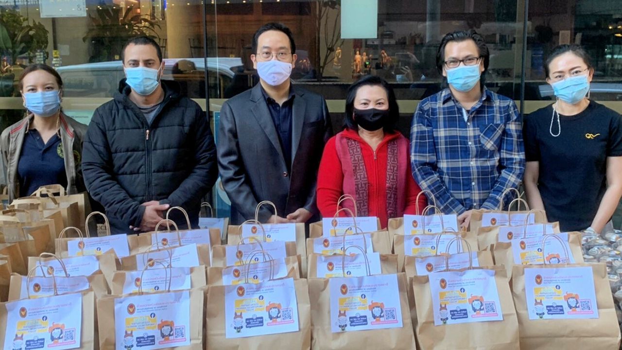 แจกอาหาร ชาลี กาญจนกุญชร รอง กสญ. ณ นครซิดนีย์ ออสเตรเลีย ร่วมกับร้านอาหารย่านไทยทาวน์ซิดนีย์ มี กั๊ต–กุลพรรธ์ เหล่ายนตร์ ร้านชาติไทย, ร้านพรทิพย์, ร้านแม่เช็ง ร่วมแจกอาหารนักเรียนไทยสู้ภัยโควิด-19.