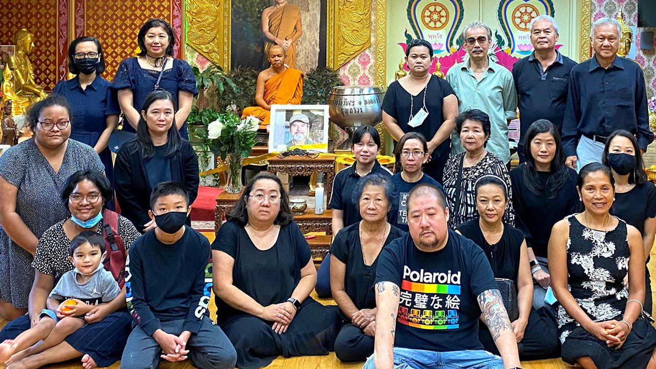 ทำบุญ ครูเจนนี่–วารุณี ยาดัสกี้ ทำบุญอุทิศส่วนกุศลให้แก่ เรย์ ยาดัสกี้ สามีผู้ล่วงลับ โดยมีเพื่อนๆ พี่ๆ น้องๆ จากศูนย์วัฒนธรรมไทยแห่งรัฐนิวยอร์ก สหรัฐฯ ไปร่วมด้วย ที่วัดพุทธไทยถาวรวนาราม ควีนส์ นิวยอร์ก.