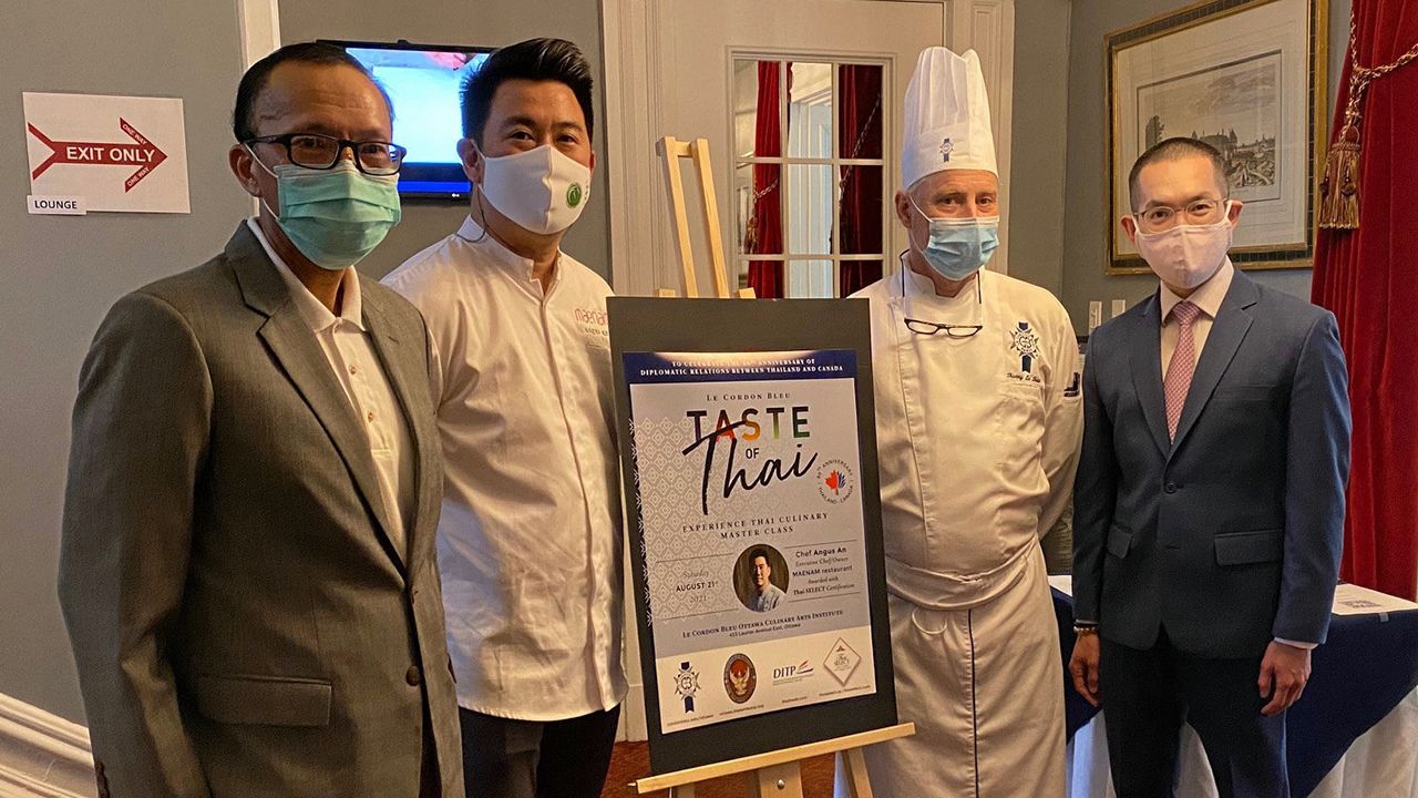 โปรโมตอาหาร กัลยาณะ วิภัติภูมิประเทศ ออท. ณ กรุงออตตาวา แคนาดา และ ธนกฤต เหลืองอาสนะทิพย์ กงสุลฝ่ายพาณิชย์ ร่วมกับสถาบันอาหารเลอ กอร์ดอง เบลอ ปชส.อาหารและเครื่องปรุงไทยให้กลุ่มนักศึกษาสถาบัน.