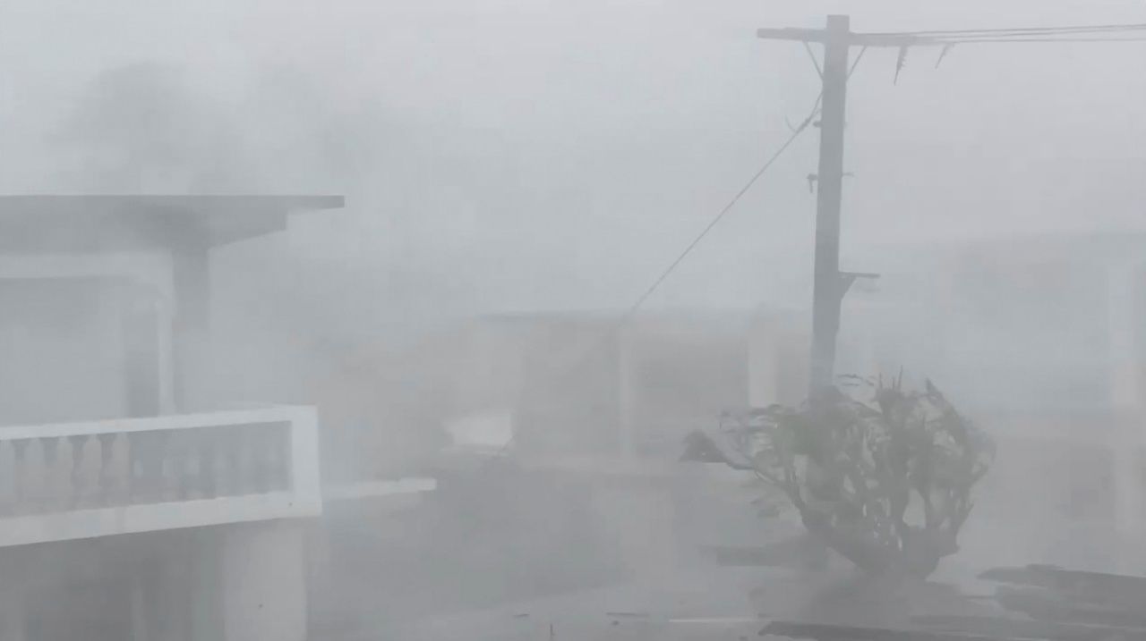 ฝนตกหนักมากที่เกาะบาตาเนส ขณะพายุไต้ฝุ่นจันทูขึ้นฝั่งเมื่อวันเสาร์ที่ 11 ก.ย.64  ก่อนพายุมุ่งหน้าไปยังไต้หวัน