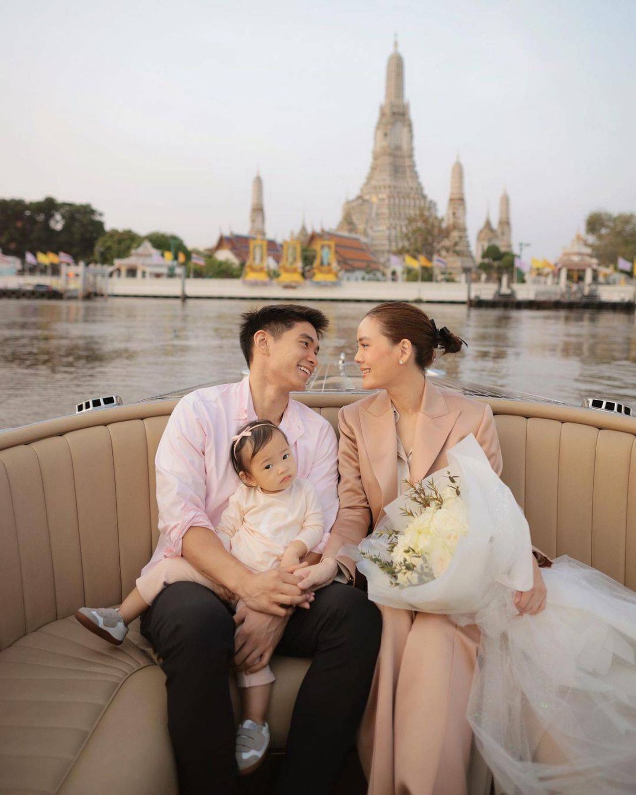 เจนี่-มิกกี้ และน้องโนล่า ขอบคุณภาพจากไอจี @janienineeleven