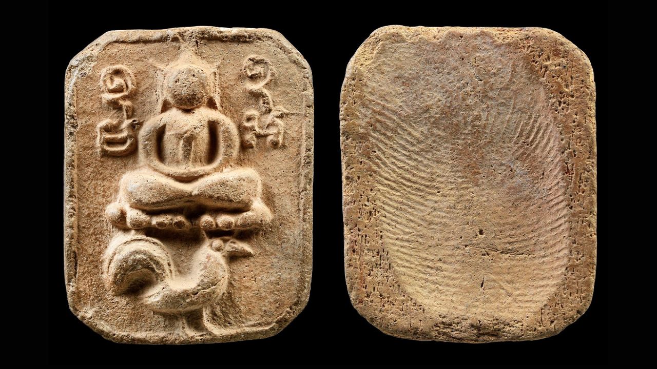 พระพิมพ์ไก่หางพวง หลังลายนิ้วมือ หลวงพ่อปาน วัดบางนมโค ของจตุโชค สัยยะนิฐี.