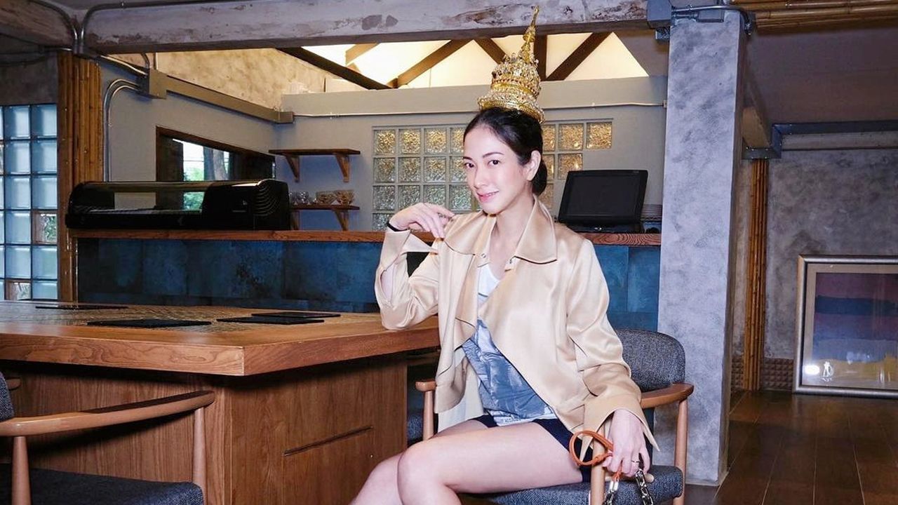 โพสต์ภาพสวมมง เอ๊ย รัดเกล้ายอดแบบ ลิซ่า พร้อมกับ แป้ง-อรจิรา ประกาศว่า “ถ้ากระเป๋ากับรองเท้าขายดี จะมาเต้นให้ดู 5555 #ซ้อมเต้นอยู่นะ”...เอ้า ใครอยากดูแม่อุ้มท้องเต้นก็ไปอุดหนุน.