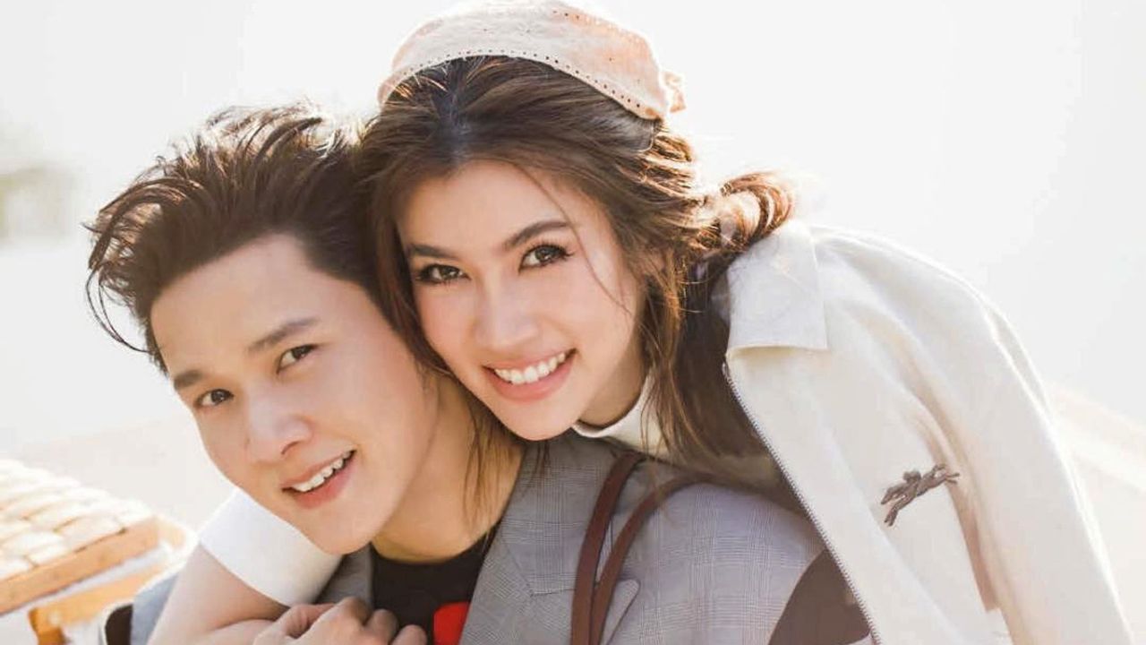 คู่นี้ก็หวาน โต๋-ศักดิ์สิทธิ์ โพสต์คลิป ไบรท์-พิชญทัฬห์ เล่นกับ หลานตัวน้อยพร้อมกับลงแคปชัน “ฝึกไว้นะคะน้าคนแรกควร ผช หรือ ผญ ดี ครับ?”...อย่าเพิ่งคิดผู้ชายผู้หญิงเลย รีบแต่งก่อนเถอะจ้ะ.