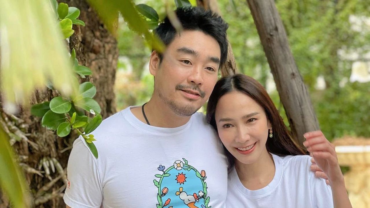 หวานอย่างกะพรีเวดดิ้ง ถือเป็นแรร์ไอเท็มสำหรับภาพคู่ พก-ประธานวงศ์ ยืนกอด อั้ม-พัชราภา แนบชิดหนิดหนมโดยโพสต์โฆษณาเสื้อยืดโครงการ “VACCINATED TOGET HER”...ซื้อซะได้บุญ.