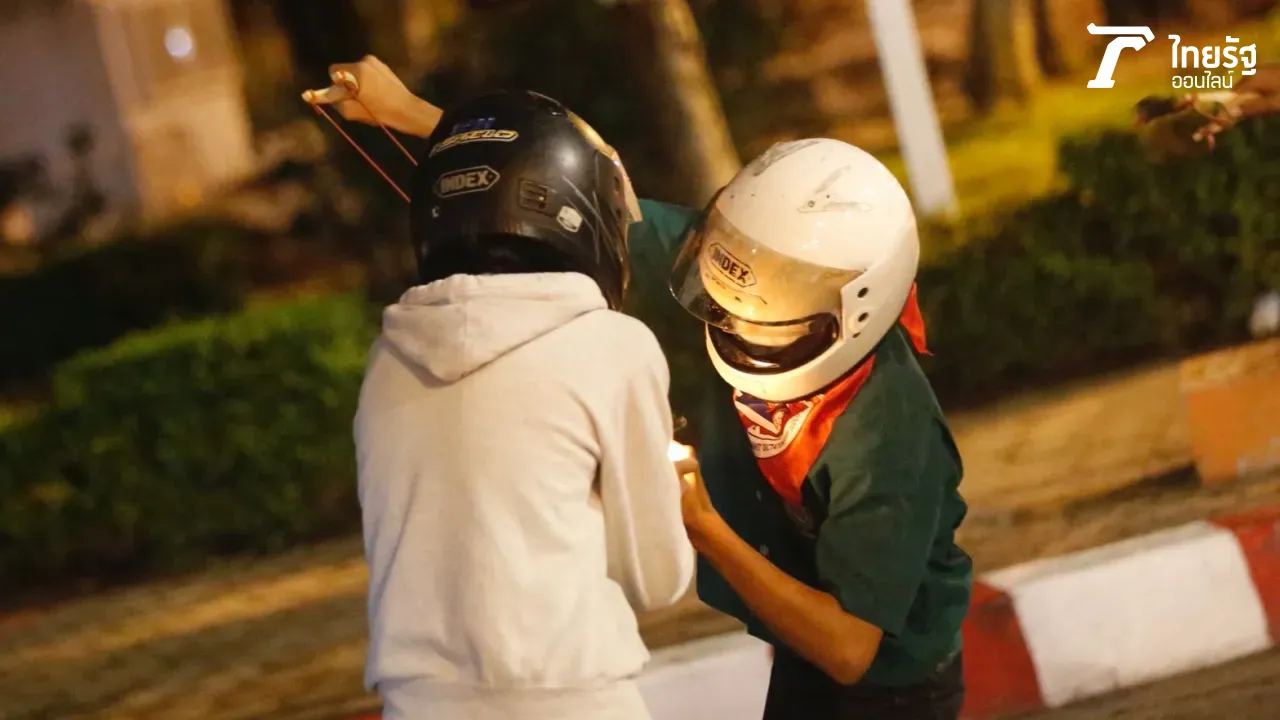 ทะลุแก๊ซ บุกป่วน ปาประทัด หน้ากรมดุริยางค์ทหารบก ก่อนถอยไป "ดินแดง"