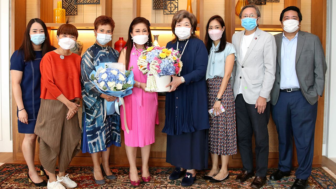 แฮปปี้เบิร์ธเดย์ จุไรรัตน์ ปันยารชุน, กรนันท์ อัศวศิรโยธิน, ชาฎินี อินทุลักษณ์ และ กนกพร สุคนธสิงห์ ร่วมกันมอบดอกไม้อวยพรในโอกาสครบรอบวันเกิดให้ ภรณี ลีนุตพงษ์ โดยมี ถาวร ลีนุตพงษ์ และ โชติพงษ์ ลีนุตพงษ์ มาร่วมงานด้วย ที่โรงแรมแมนดาริน โอเรียนเต็ล วันก่อน.