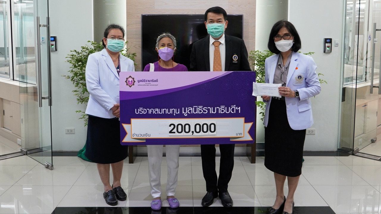ให้มูลนิธิ หฤศา จารุวรรณ บริจาคเงินจำนวน 200,000 บาท ให้ ศ.นพ.ปิยะมิตร ศรีธรา และ รศ.ดร.พูลสุข เจนพานิชย์ วิสุทธิพันธ์ เพื่อสมทบทุนมูลนิธิรามาธิบดี ช่วยเหลือสถานการณ์การแพร่ระบาดของโรคโควิด ที่สำนักงานคณบดี คณะแพทยศาสตร์ โรงพยาบาลรามาธิบดี วันก่อน.
