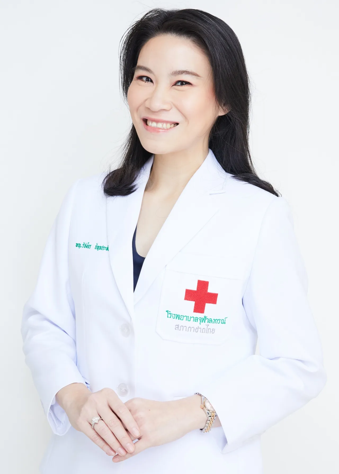 หมอโบนัส หรือ รองศาสตราจารย์ ดร.พญ.รัชต์ธร ปัญจประทีป หัวหน้าศูนย์โรคเส้นผมและหนังศีรษะ โรงพยาบาลจุฬาลงกรณ์ สภากาชาดไทย
