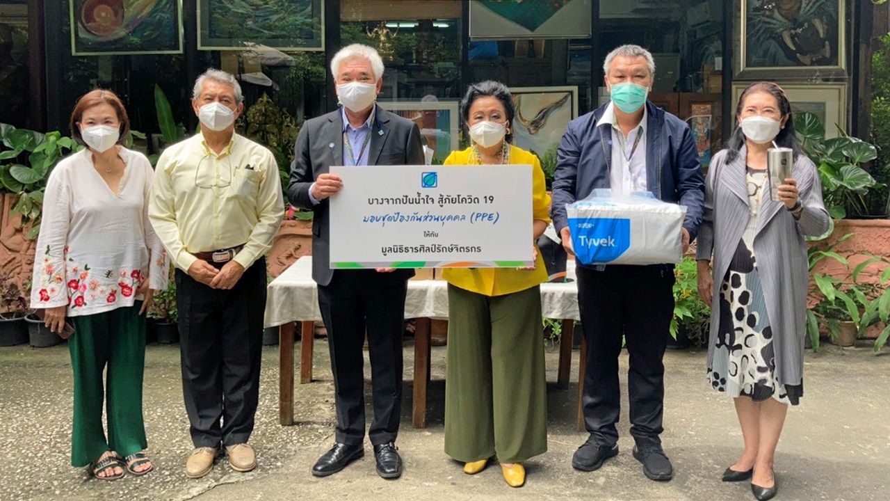 ชุดพีพีอี ลลิสา จงบารมี ประธานมูลนิธิธารศิลป์รักษ์จิตรกร รับมอบชุด PPE จำนวน 100 ชุด จาก ปฏิวัติ ทิวะศะศิธร์ และ ธรรมรัตน์ ประยูรสุข ในนามบริษัทบางจาก คอร์ปอเรชั่น โดยมี ศุภกิจ อุตตรนคร และ สัณห์จุฑา วิชชาวุธ มาร่วมในพิธีด้วย ที่มูลนิธิธารศิลป์รักษ์จิตรกร วันก่อน.