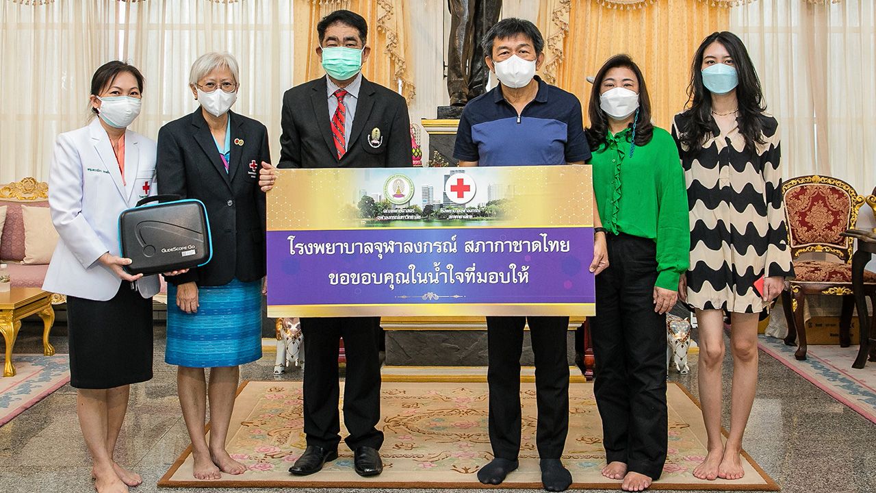 อุปกรณ์แพทย์ กิตติพันธ์–ภาวนา พูลวรลักษณ์ มอบเงินจำนวน 250,000 บาท เพื่อซื้อเครื่องช่วยใส่ท่อช่วยหายใจระบบวีดิทัศน์แบบมือถือ สำหรับดูแลผู้ป่วยโควิด โดยมี ศ.นพ.สมรัตน์ จารุลักษณานันท์ และ ภญ.เพ็ญประภา ตั้งวันเจริญ เป็นผู้รับมอบ ที่ศาลาทินทัต วันก่อน.
