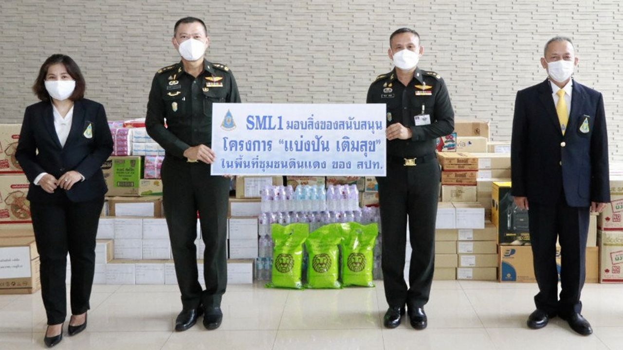 มีน้ำใจ พล.ท.อภิศักดิ์ สมบัติเจริญนนท์ ประธานรุ่น SML 1 มอบเครื่องอุปโภคบริโภคให้ พล.ท.วิโรจน์ เกิดแสง เพื่อสนับสนุนโครงการ “แบ่งปัน เติมสุข” นำไปมอบแก่ประชาชนในเขตดินแดง โดยมี พล.อ.ธิวา เพ็ญเขตกรณ์ มาร่วมมอบด้วย ที่สถาบันวิชาการป้องกันประเทศ วันก่อน.