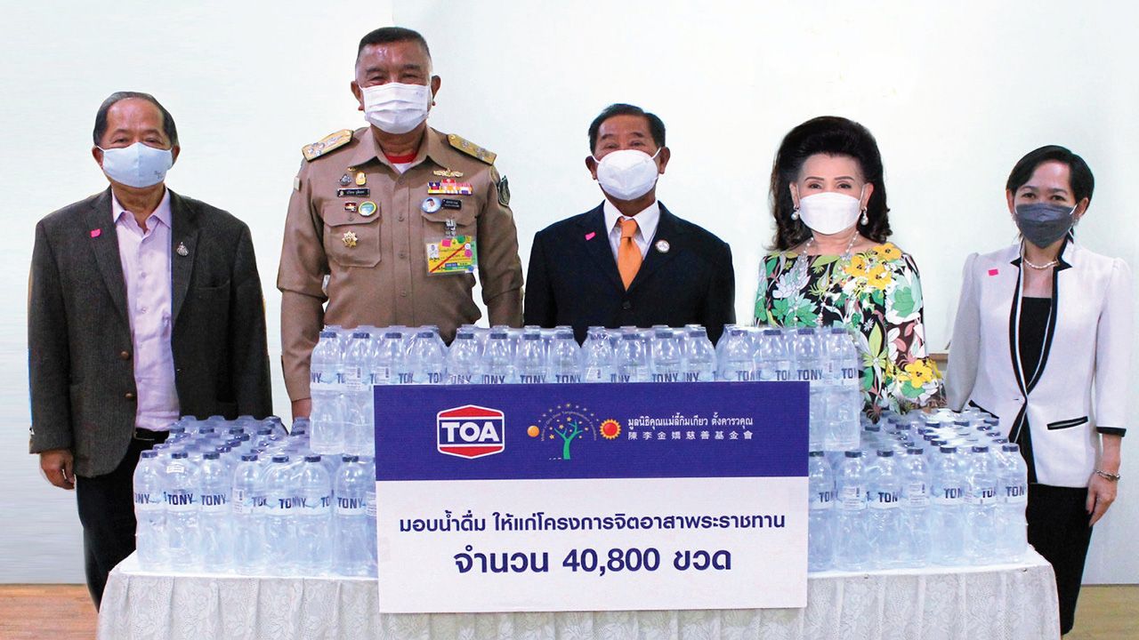 ทีโอเอจัดให้ พล.ร.อ.ปวิตร รุจิเทศ รับมอบน้ำดื่มจำนวน 40,800 ขวด จาก ประจักษ์ละออ ตั้งคารวคุณ เพื่อสนับสนุนในภารกิจจิตอาสาและประชาชนได้รับผลกระทบจากไวรัสโควิด-19 โดยมี ไพศาล พืชมงคล มาร่วมมอบด้วย ที่ศูนย์อำนวยการใหญ่จิตอาสาพระราชทาน วันก่อน.