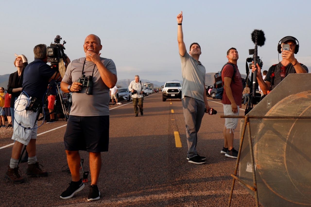 ผู้คนมาดูการปล่อยจรวดนิว เชพเพิร์ด พาเจฟฟ์ เบซอส และเพื่อนร่วมทริปอีก 3 คนขึ้นไปแตะขอบอวกาศ ในรัฐเทกซัส เมื่อ 20 ก.ค.64