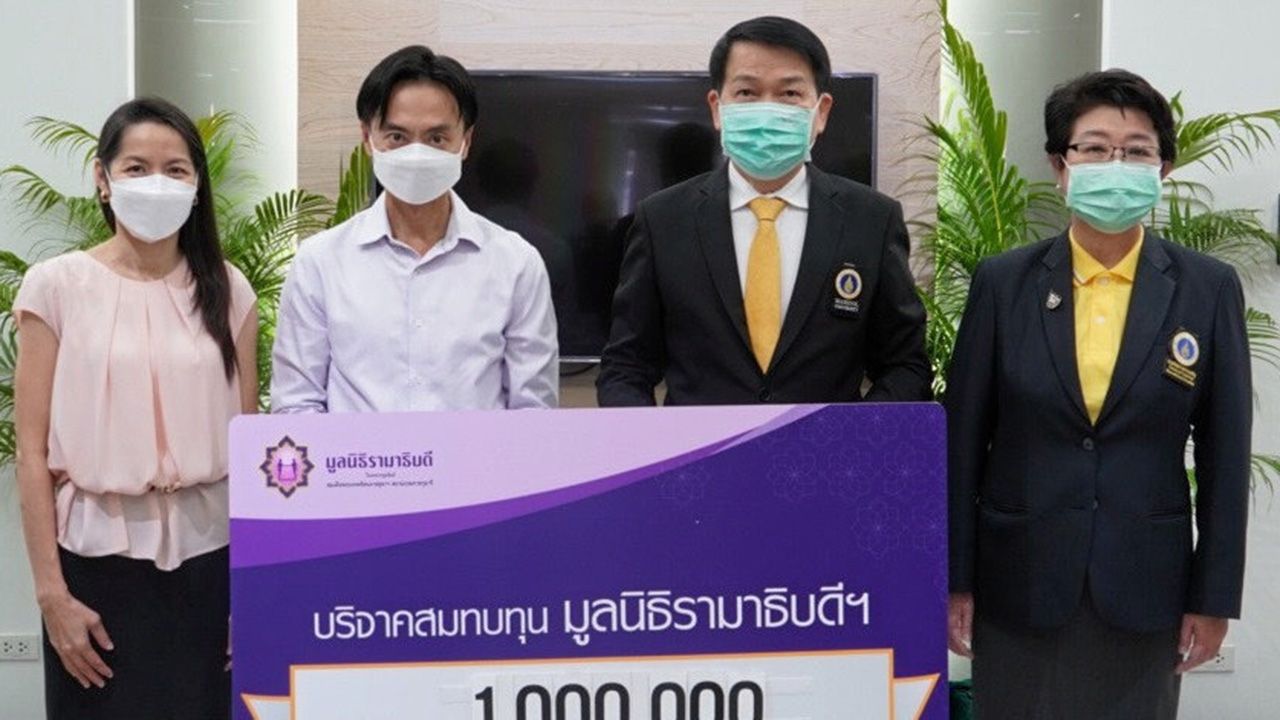 สมทบทุน ฤทธิชัย-ผศ.พญ.ญาดา ติงธนาธิกุล มอบเงินจำนวน 1,000,000 บาท ให้ ศ.นพ.ปิยะมิตร ศรีธรา เพื่อสมทบทุนมูลนิธิรามาธิบดี โครงการป้องกันและช่วยเหลือในสถานการณ์แพร่ระบาดของโรคโควิด-19 ที่สำนักงานคณบดี คณะแพทยศาสตร์ โรงพยาบาลรามาธิบดี วันก่อน.