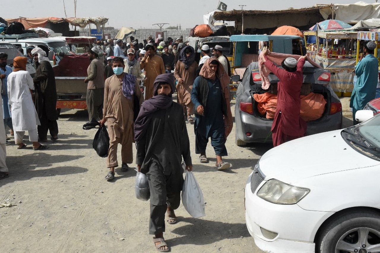 ชาวปากีสถานที่ติดอยู่ในอัฟกานิสถาน รีบข้ามพรมแดนเข้าสู่เมืองชามาน เมื่อ 17 ก.ค. 2564 หลังกลุ่มตาลีบันยอมเปิดพรมแดนให้ข้ามได้