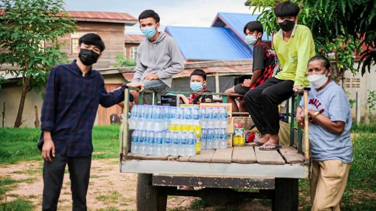 ห่วงใย - แม็ค-วัชรพล ศิลปินหนุ่มค่ายข้าวสารแลนด์ ลงขันรวบรวมเงินจากแฟนคลับ เพื่อช่วยเหลือพี่น้องคนบ้านเดียวกันในการซื้อข้าวของเครื่องใช้ที่จำเป็น อาทิ อาหาร น้ำดื่ม เตียงผู้ป่วย ผ้าสแลนหลอดไฟ ฯลฯ โดยนำไปมอบให้ชาวบ้านในการสร้าง รพ.สนามให้กับชุมชน ที่บ้านร่องสมอ อ.หนองเรือ จ.ขอนแก่น เมื่อวันก่อน.