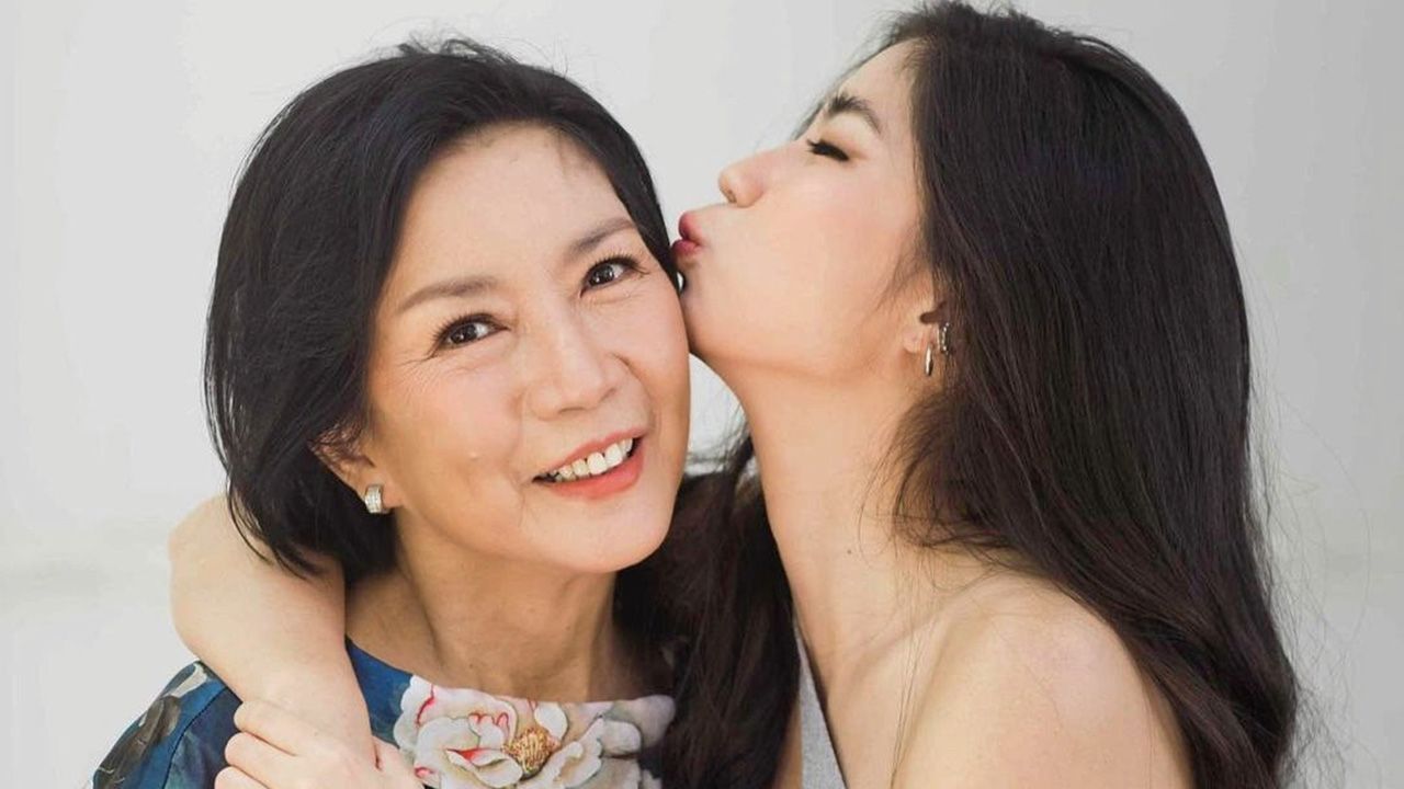 “วันแม่” ที่ผ่านมา ก้อย–อรัชพร เล่นใหญ่ไฟกะพริบ โดยทำเซอร์ไพรส์ซื้อบ้านหลังใหญ่ให้หม่ามี๊...ก่อนนี้ นิกกี้ แฟนหนุ่มก็ซื้อบ้านให้แม่แล้ว หลังจากนี้ก็คงซื้อ เรือนหอ ซะที.