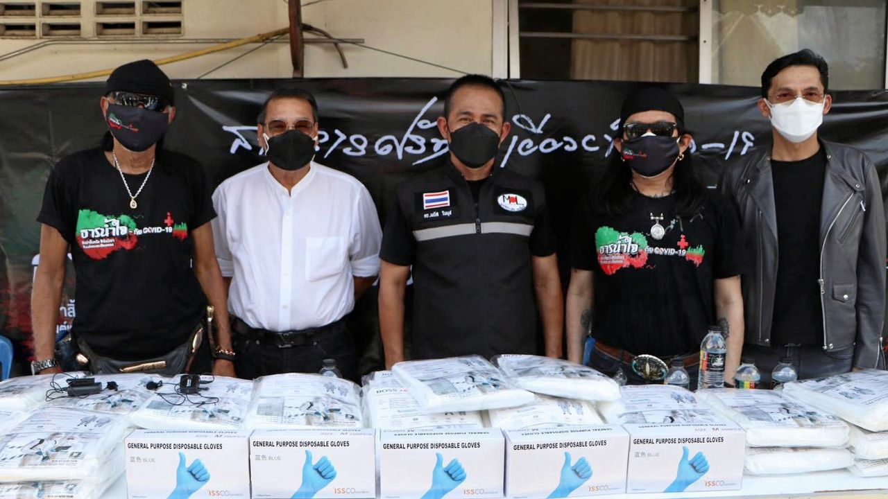 ธารน้ำใจ - พยัพ คำพันธุ์, อ.ไข่ มาลีฮวนน่า ผู้จัดทำโครงการ “ธารน้ำใจ-ภัย COVID–19” พร้อมด้วย นก-บริพันธ์ ชัยภูมิ ผู้ผลิตรายการ “ชุมทางเสียงทอง” ได้ทำการมอบเตาเผาศพ ถุงซิปบรรจุศพ และชุด PPE ถวายวัดและให้อาสาสมัครกู้ภัย โดยส่งมอบให้กับทางวัดเสาธงหิน อ.บางใหญ่ จ.นนทบุรี วันก่อน.