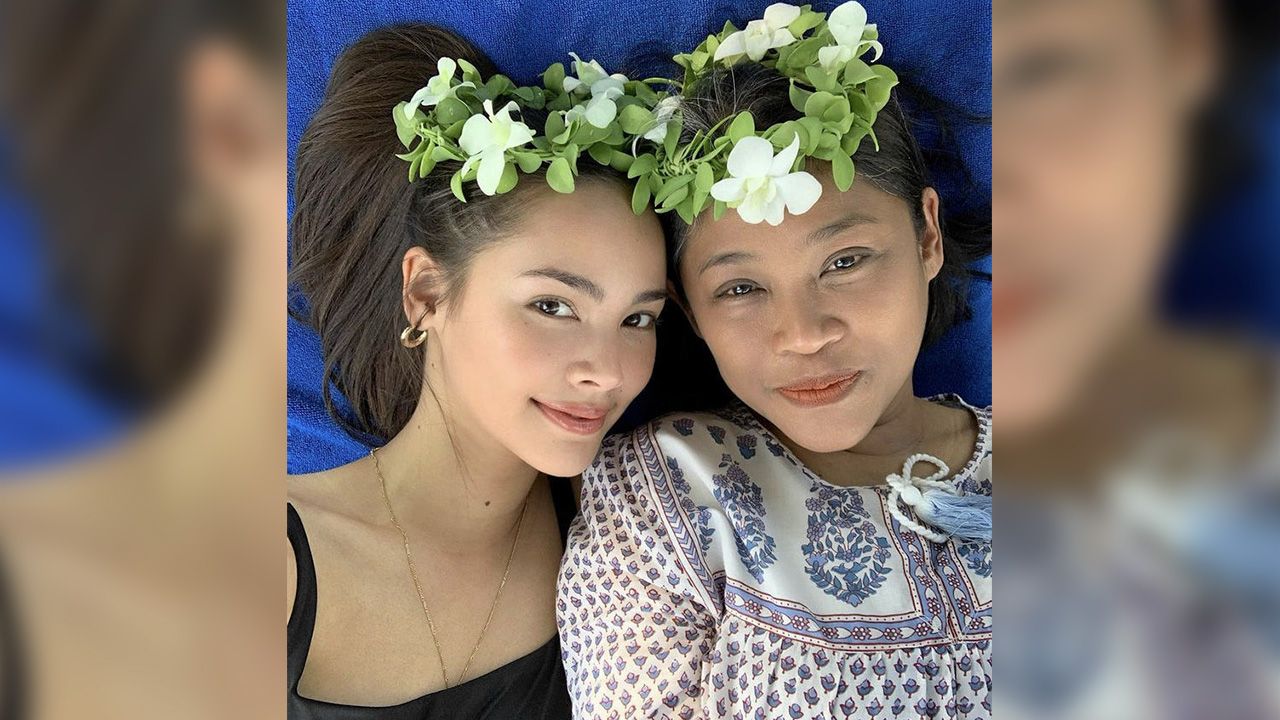 วันเกิด แม่ปลา อยู่ในเทศกาลวันแม่พอดี ญาญ่า-อุรัสยา เลยรวบตึง โพสต์ภาพคู่แม่ลูกเบิร์ธเดย์พร้อมอวยพร ก่อนจะทำเค้กมาเซอร์ไพรส์ร่วมกับคนในครอบครัวผ่านออนไลน์สไตล์ยุคโควิด.
