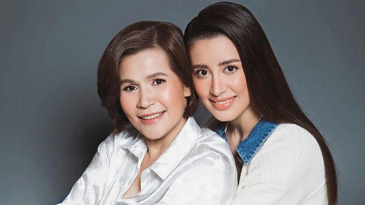 นิตยสารแพรวฉบับวันแม่ สัมภาษณ์ แม่นก-จริยา และลูกสาว จีนส์-จิรชยา เรื่องราวของ 2 คน 2 วัย ความต่างวัย แต่แม่ลูกรักกันและฟังความเห็นกันและกัน...เหมาะกับช่วงนี้ที่สังคมขัดแย้ง.