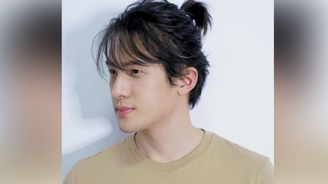 หันมาดูพระเอกหนุ่มหล่ออย่าง เจมส์ มาร์ ช่างน่าฉงฉาน ผมยาวจนต้องมัดหางม้าเป็นทรงจอมยุทธหนังจีนไปแล้ว ...เฮ่อ ก็นี่แหละน้า คนไม่มีภรรยา เอ๊ย คนไม่มีแฟน คริๆ.
