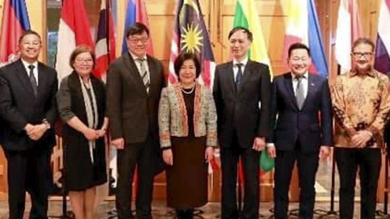 ประชุม บุษฎี สันติพิทักษ์ ออท. ณ กรุงแคนเบอร์รา ออสเตรเลีย เป็นประธานการประชุมคณะกรรมการอาเซียนในกรุงแคนเบอร์รา ครั้งที่ 2 ประจำปี 2564 เพื่อกำหนดการพัฒนาความร่วมมืออาเซียน-ออสเตรเลีย.