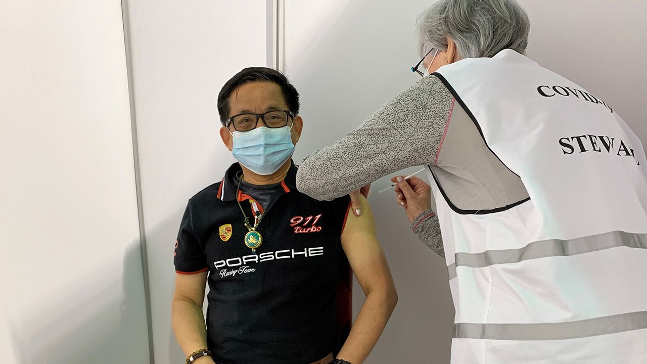 ฉีดเข็มที่ 2 บุญธง ก่อมงคลกูล สื่อมวลชนไทยในประเทศเบลเยียม เข้ารับการฉีดวัคซีนแอสตราเซเนกาป้องกันโควิด-19 เข็มที่ 2 ที่กรุงบรัสเซลส์ ส่วนการแพร่ระบาดในประเทศเบลเยียมและเสียชีวิตลดลง ขณะที่ฉีดวัคซีนไปแล้ว 80%.