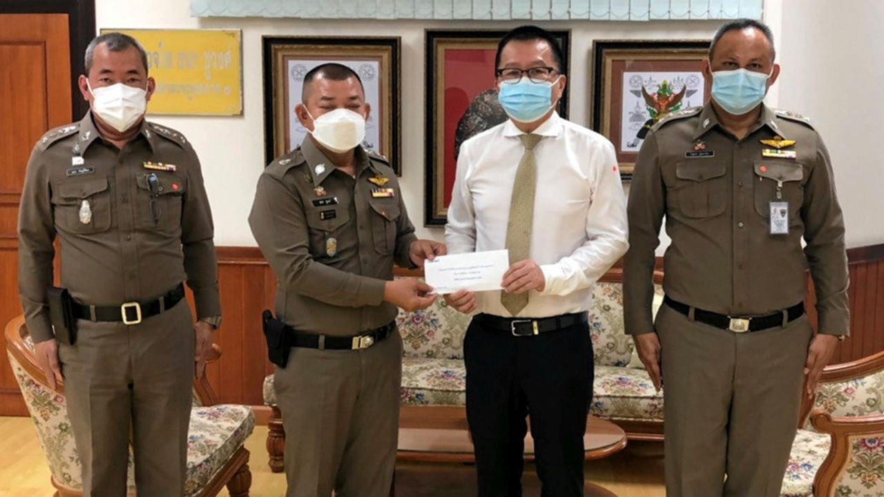 สมทบทุน วิทยา พานิชตระกูล กรรมการผู้จัดการบริษัท ฮาตาริ อิเลคทริค มอบเงินสนับสนุนจำนวน 400,000 บาท ให้ พล.ต.ท.ธนา ชูวงศ์ ผบช.ภ.7 เพื่อร่วมสมทบทุนเป็นสวัสดิการแก่ข้าราชการตำรวจภูธร ภาค 7 ในสถานการณ์การแพร่ระบาดโควิด ที่กองบัญชาการ จ.นครปฐม วันก่อน.