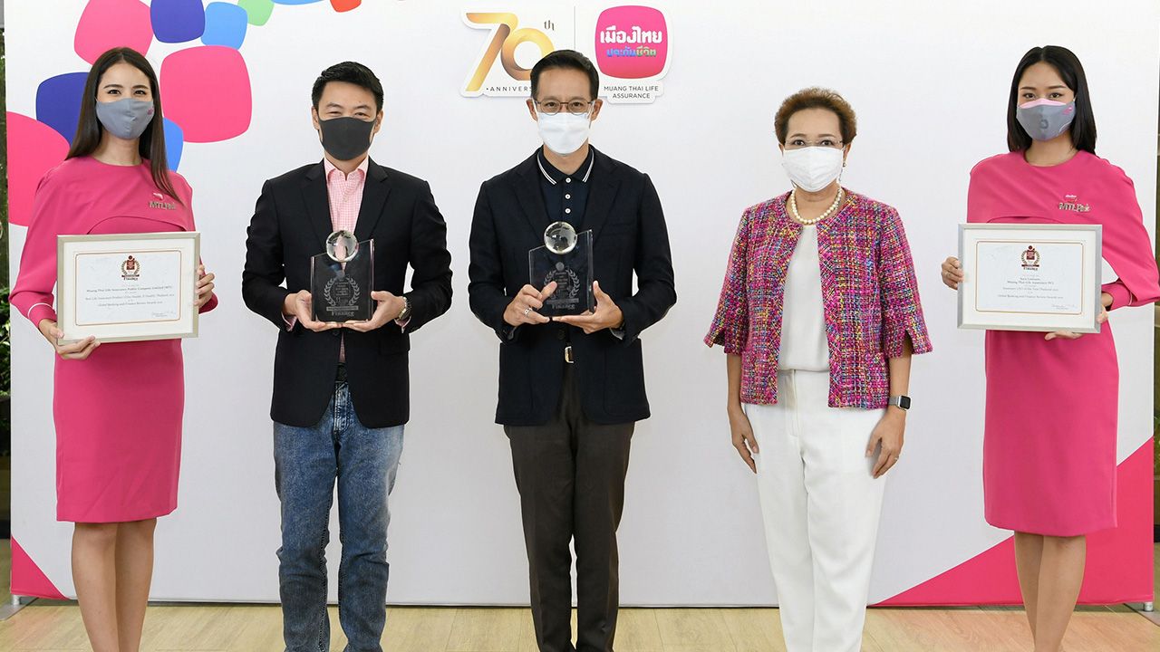 สุดยอด สาระ ลํ่าซำ และ ดร.สุธี โมกขะเวส จาก บ.เมืองไทยประกันชีวิต คว้า 2 รางวัลใหญ่ Insurance CEO of the Year Thailand 2021 และ Best Life Insurance Product Thailand 2021 โดยมี พิตราภรณ์ บุณยรัตพันธุ์ มาร่วมปลื้มด้วย ที่เมืองไทยประกันชีวิต สนญ. วันก่อน.