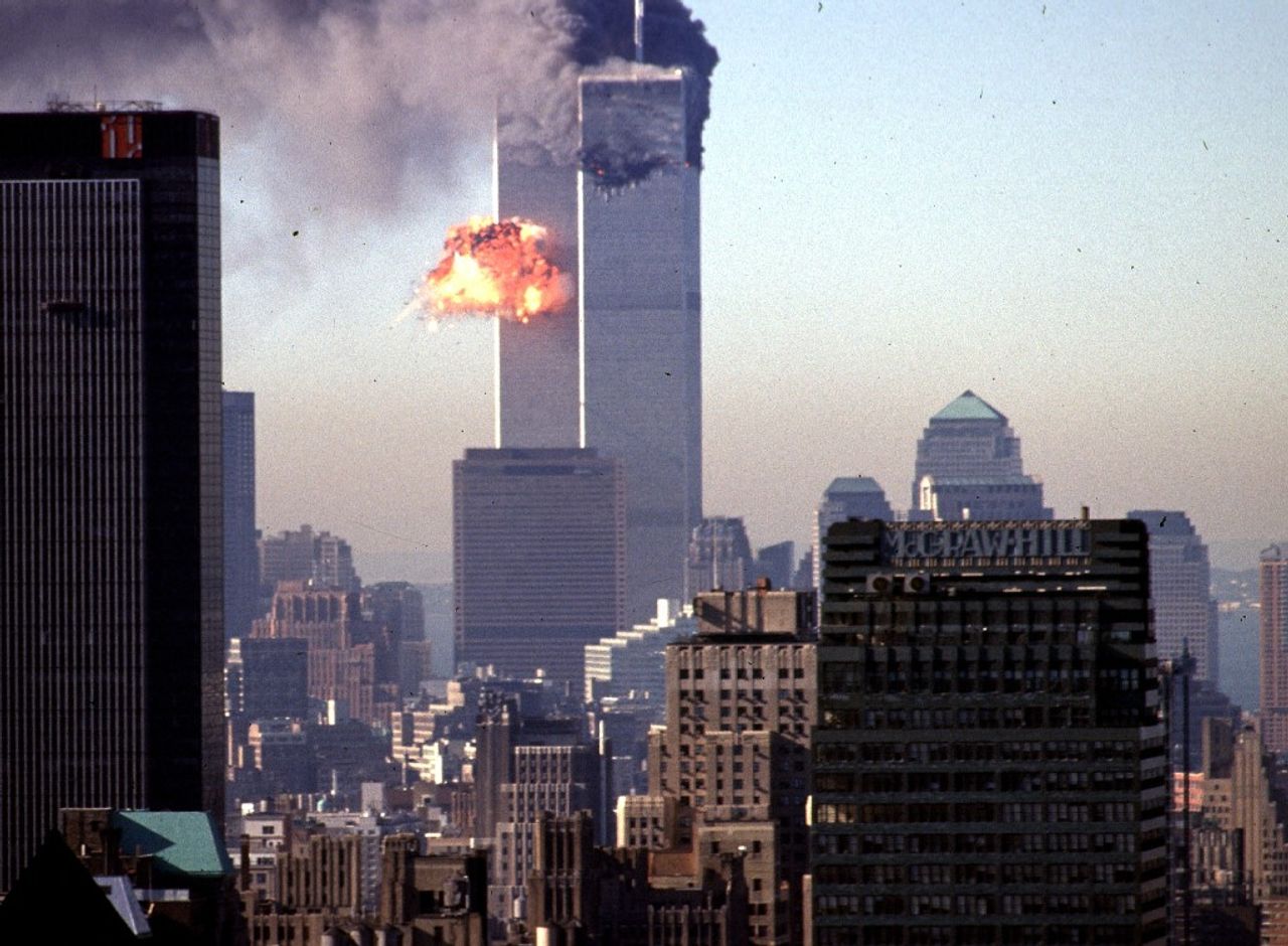ภาพที่ชาวอเมริกันไม่มีวันลืม เหตุวินาศกรรม 9/11 กลุ่มก่อการร้ายขับเครื่องบินพุ่งชนตึกเวิลด์เทรด เซ็นเตอร์ในนครนิวยอร์ก 