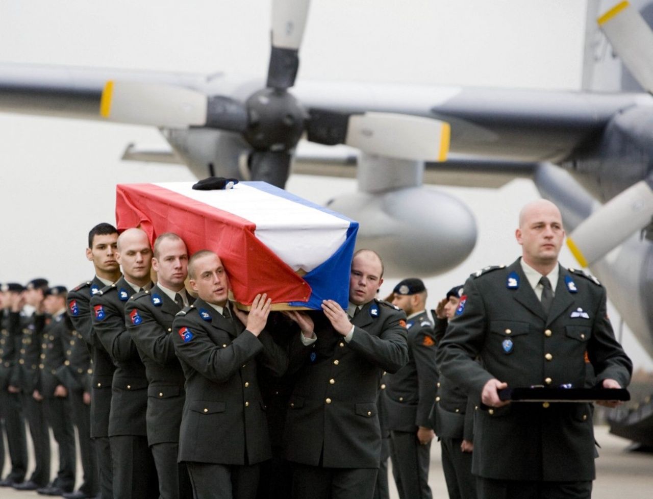 พาร่างทหารชาวเนเธอร์แลนด์กลับมาตุภูมิ  หลังสิ้นชีพในสงครามที่อัฟกานิสถาน