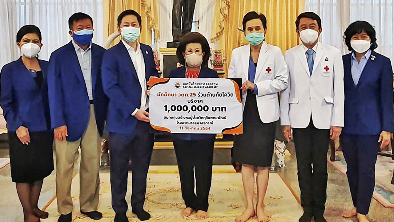 สมทบทุน ชฎารัตน์ เอี่ยมศิริกุลมิตร ประธานฝ่ายหญิง วตท.รุ่น 25 มอบเงินจำนวน 1,000,000 บาท ให้ ผศ.พญ.ยุวรีย์ พิชิตโชค เพื่อสมทบทุนสร้างหอผู้ป่วยวิกฤติแพทยพัฒน์ โรงพยาบาลจุฬา โดยมี ฤทธิรงค์ บุญมีโชติ และ พล.อ.วิวรรธ์ สุชาติ มาร่วมมอบด้วย ที่ รพ.จุฬา วันก่อน.