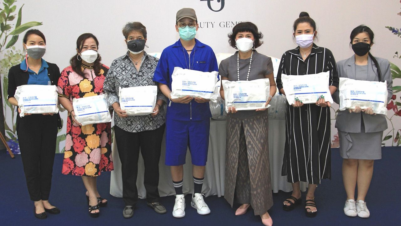 เป็นห่วง สุริยน ศรีอรทัยกุล กก.ผจก.บ.บิวตี้เจมส์ แฟคตอรี่ มอบชุด PPE จำนวน 500 ชุด ให้ ศิริกุล โอภาสวงศ์ กก.มูลนิธิป่อเต็กตึ๊ง เพื่อสนับสนุนการทำงานเจ้าหน้าที่มูลนิธิ โดยมี มนัสนิจ อิศรภักดี และ กนิษฐา เชิดเกียรติวงศ์ มาร่วมรับมอบด้วย ที่อาคารบิวตี้เจมส์เซ็นเตอร์ วันก่อน.