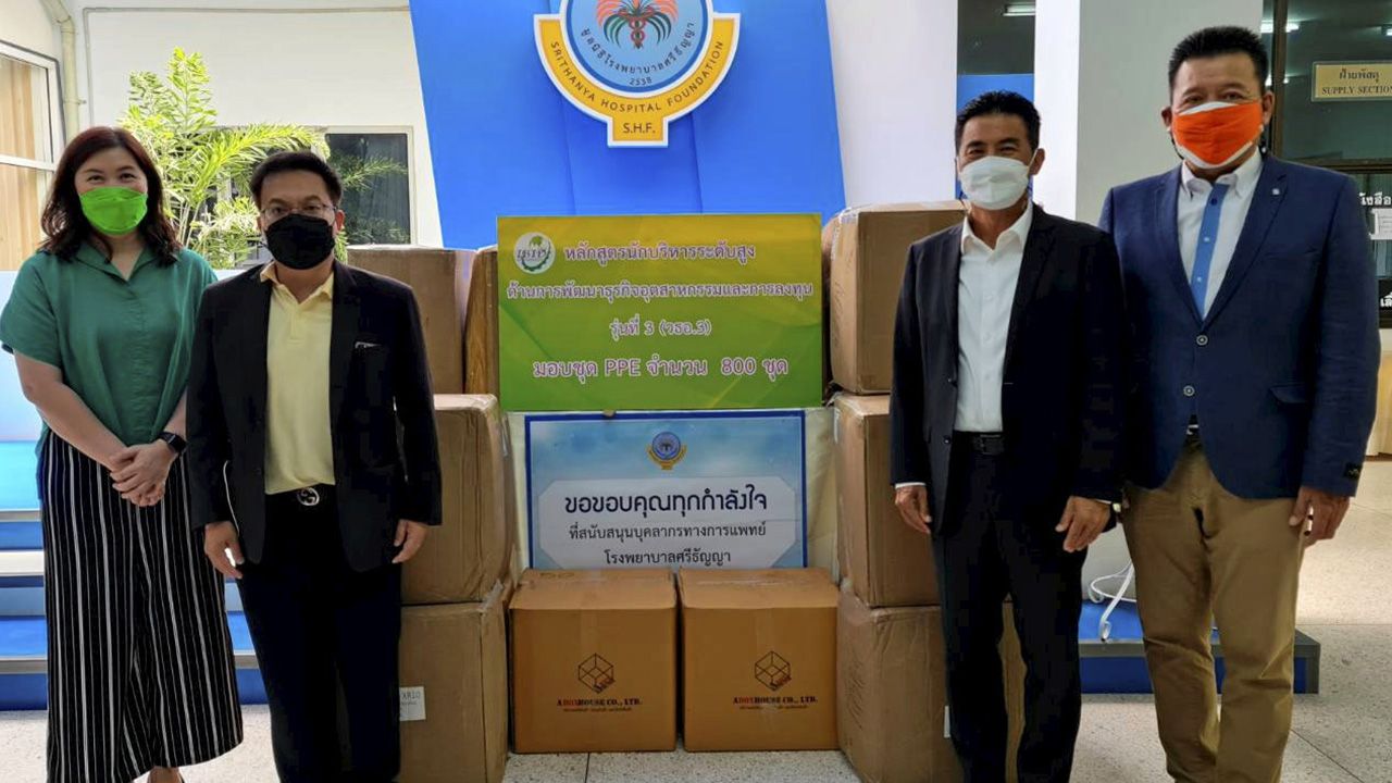 วธอ.3 เทวัญ ลิปตพัลลภ ประธานหลักสูตร วธอ.รุ่นที่ 3 พร้อมด้วย ภิมลภา สันติโชค และ ดร.ชัยยันต์ เจริญโชคทวี มอบชุดตรวจ PPE จำนวน 800 ชุด ให้โรงพยาบาลศรีธัญญา สำหรับป้องกันการติดโควิด โดยมี นพ.ศิริศักดิ์ ธิติดิลกรัตน์ เป็นผู้รับมอบ ที่โรงพยาบาลศรีธัญญา วันก่อน.