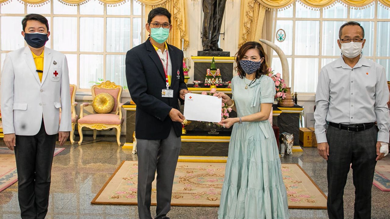 มอบเงิน วรรณี บุญวิวัฒนโสภณ และ ชาญชัย ตันติราษฎร์ มอบเงินบริจาค 100,000 บาท ให้ศ.นพ.รื่นเริง ลีลานุกรม และ ผศ.นพ.สุรินทร์ อัศววิทูรทิพย์ เพื่อช่วยเหลือผู้ป่วยภาวะหัวใจล้มเหลวและปลูกถ่ายหัวใจศูนย์หัวใจ รพ.จุฬาลงกรณ์ ที่ศาลาทินทัต สภากาชาดไทย วันก่อน.