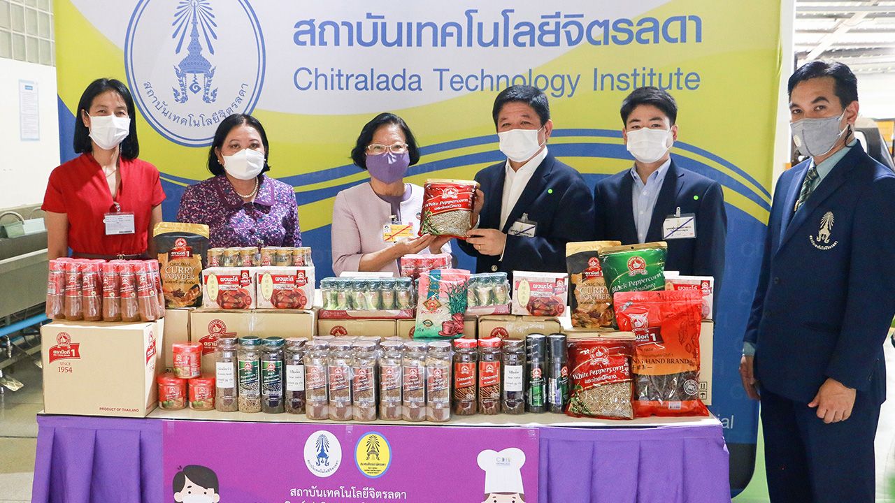 เครื่องปรุง วิศิษฎ์ ลิ้มประนะ ประธานกลุ่ม บ.ง่วนสูน ตรามือที่ 1 มอบวัตถุดิบ เครื่องปรุงสำหรับประกอบอาหารกล่อง ให้ รศ.ดร.คุณหญิงสุมณฑา พรหมบุญ เพื่อนำไปมอบให้บุคลากรทางการแพทย์ โดยมี กรณ์กฤต ลิ้มประนะ มาร่วมมอบด้วย ที่สถาบันเทคโนโลยีจิตรลดา วันก่อน.