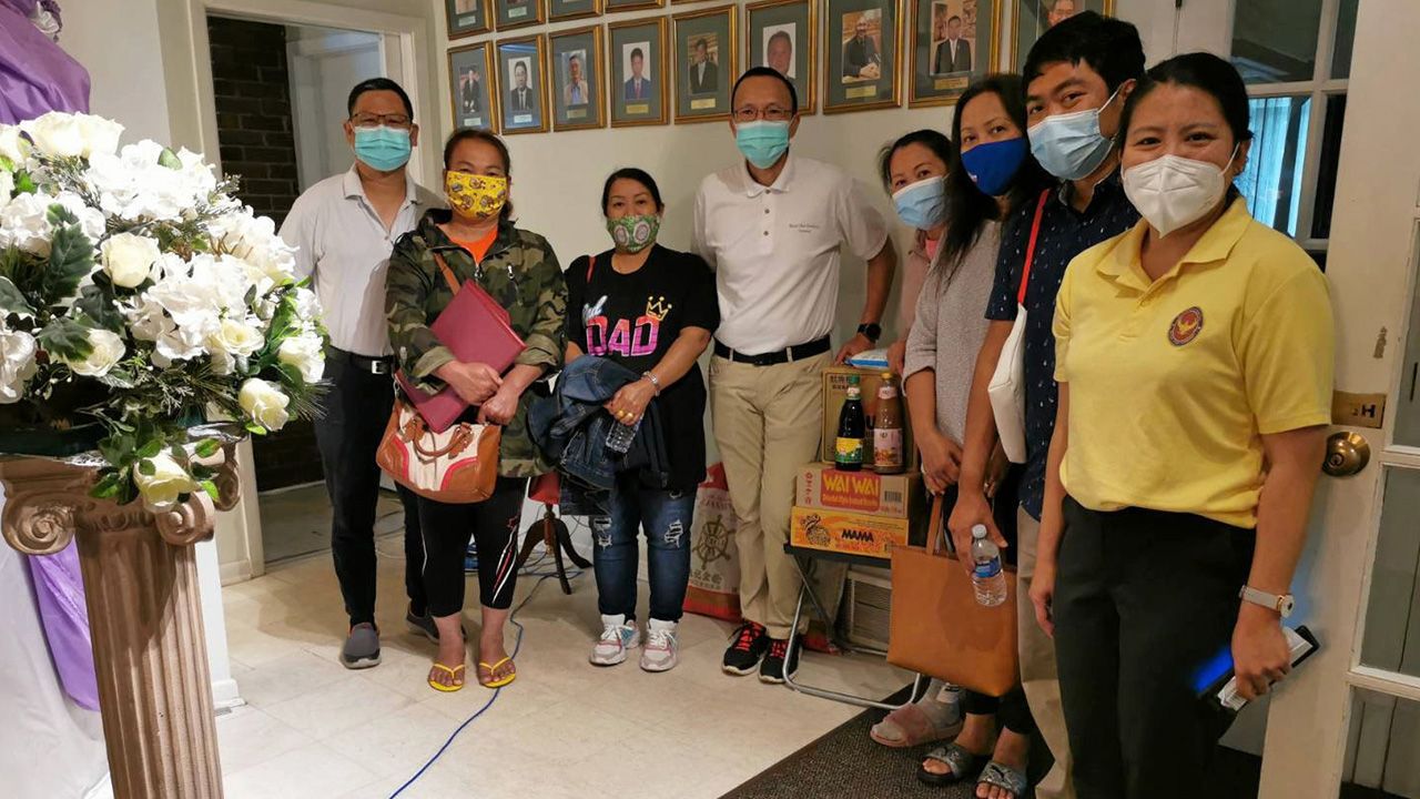 บริการประทับใจ - กัลยาณะ วิภัติภูมิประเทศ ออท. ณ กรุงออตตาวา ประเทศแคนาดา ต้อนรับชาวไทยในนครโตรอนโต ที่ไปต่ออายุหนังสือเดินทางเพื่อเดินทางกลับประเทศไทย โดยบริการทุกวันตามที่นัดหมายล่วงหน้า.