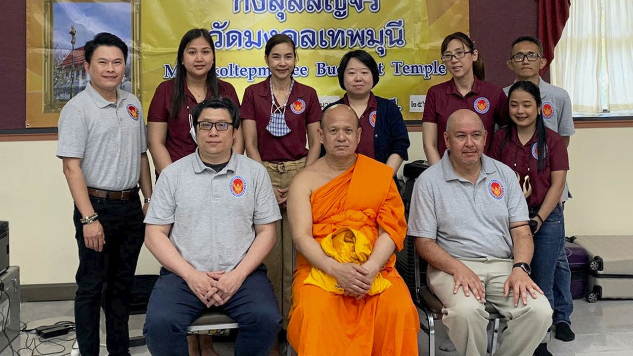กงสุลสัญจร - ฟาบีโอ จินดา กสญ. ณ นครนิวยอร์ก และ มณีวรงค์ ภริยา เข้ากราบนมัสการ พระราชมงคลวิเทศ เจ้าอาวาสวัดมงคลเทพมุนี เมืองเบนซาแลม รัฐเพนซิลเวเนีย ในโอกาสไปจัดกงสุลสัญจรบริการคนไทย ที่วัดฯ.