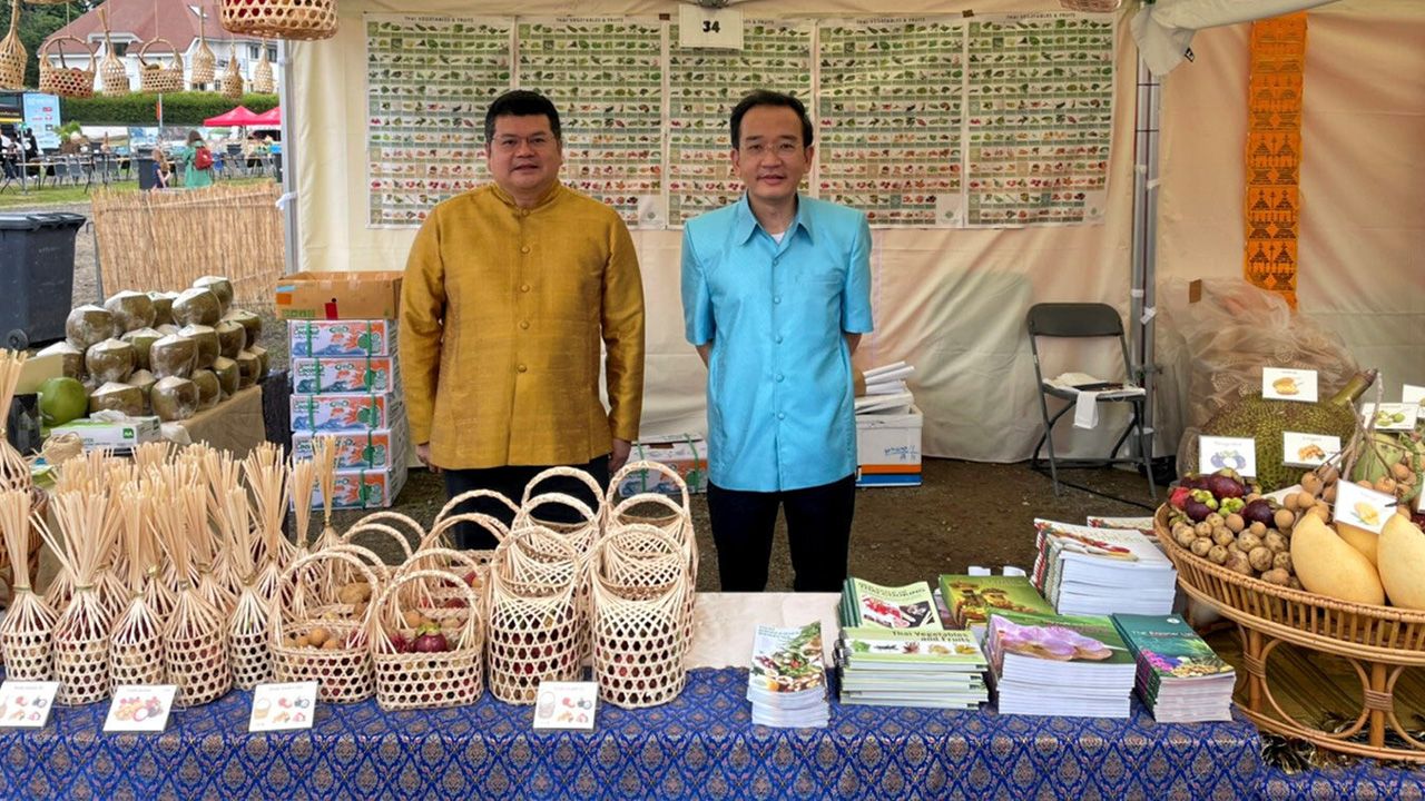 เยี่ยมชม. - เสข วรรณเมธี ออท. ณ กรุงบรัสเซลส์ เบลเยียม เยี่ยมชมผลไม้และผลิตภัณฑ์หม่อนไหมไทย ที่บูธ สนง.ที่ปรึกษาการเกษตรต่างประเทศ ประจำสหภาพยุโรป โดยมี ดร.พรเทพ ศรีธนาธร ผอ.เพื่อน ปชส. สินค้าเกษตรไทยต้อนรับ.