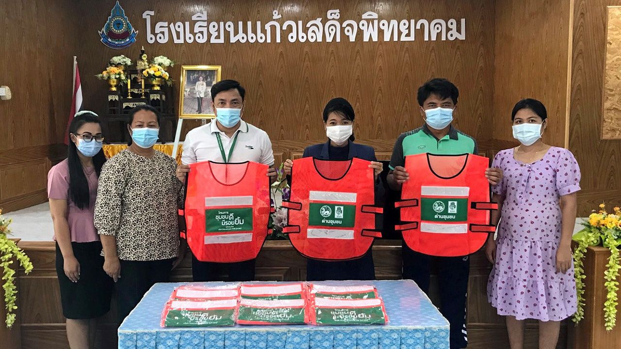 ลดอุบัติเหตุ พรชัย อนะมาน เป็นผู้แทน บ.ไทยเบฟเวอเรจ มอบเสื้อกั๊กจราจรสะท้อนแสงใน โครงการจราจรน้อย ให้ กุสุมาวดี พลเรืองทอง เพื่อปลุกจิตสำนึกการปฏิบัติตามกฎจราจรให้เยาวชนช่วยลดอุบัติเหตุบนท้องถนน ที่โรงเรียนแก้วเสด็จพิทยาคม อ.สมเด็จ จ.กาฬสินธุ์ วันก่อน.