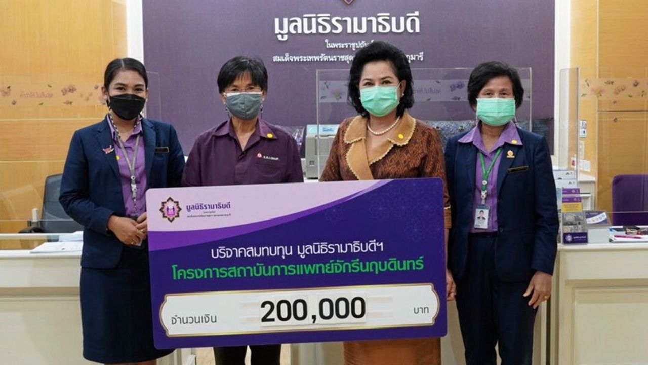 อุปกรณ์แพทย์ พิชัย-สุมน ปรารถนวนิช บริจาคเงินจำนวน 200,000 บาท ให้ มาลี สังวาลย์เล็ก รอง ผจก.มูลนิธิรามาธิบดี เพื่อสมทบทุนมูลนิธิรามาธิบดี ในการจัดซื้อเครื่องมือแพทย์โครงการสถาบันการแพทย์จักรีนฤบดินทร์ ที่มูลนิธิรามาธิบดี อาคารสมเด็จพระเทพรัตน์ วันก่อน.