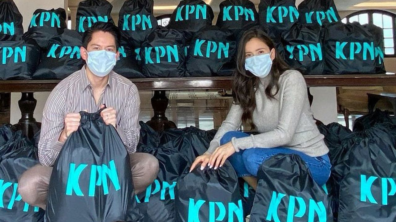 กำลังใจ - “ศรีริต้า-กรณ์ ณรงค์เดช” มอบถุงยังชีพข้าวสารอาหารแห้งเพื่อช่วยเหลือพี่น้องที่ได้รับความเดือดร้อนในชุมชนย่านบางกะปิ กทม. หลังก่อนหน้านี้ได้มอบข้าวสาร 2,500 กิโลกรัมให้กับทางวัด เพื่อแจกจ่าย ผู้ที่เดือดร้อน เป็นกำลังใจให้ทุกคนผ่านวิกฤติโควิด-19 ครั้งนี้ไปด้วยกัน.