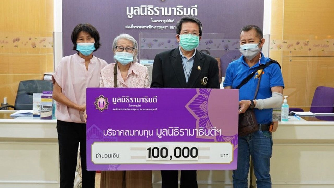 สู้ภัยโควิด สุภาพร-เรวดี ศรีอุไร บริจาคเงินจำนวน 100,000 บาท ให้ ผศ.นพ.ธงชัย พงศ์มฆพัฒน์ เพื่อสมทบทุนมูลนิธิรามาธิบดี ในการจัดซื้อเครื่องมือแพทย์สถาบันจักรีนฤบดินทร์และโครงการป้องกันแพร่ระบาดของไวรัสโควิด ที่อาคารสมเด็จพระเทพรัตน์ มูลนิธิรามาธิบดี วันก่อน.