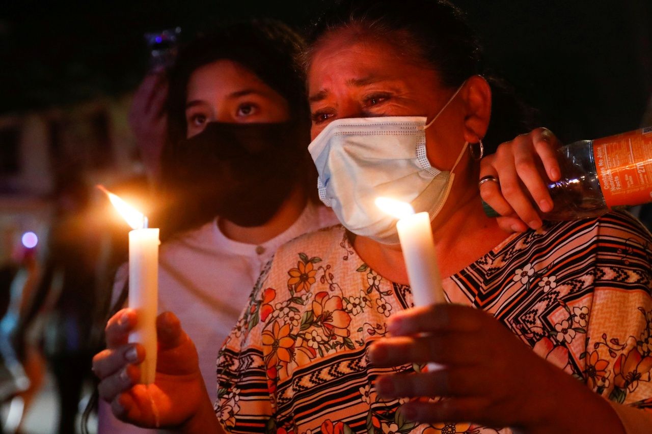ญาติของผู้ที่ยังสูญหายร่วมกันจุดเทียนรำลึกขณะเจ้าหน้าที่ต้องระเบิดซากตึกคอนโดมิเนียมส่วนที่เหลือ เนื่องจากพายุโซนร้อนเอลซาจ่อขึ้นฝั่ง