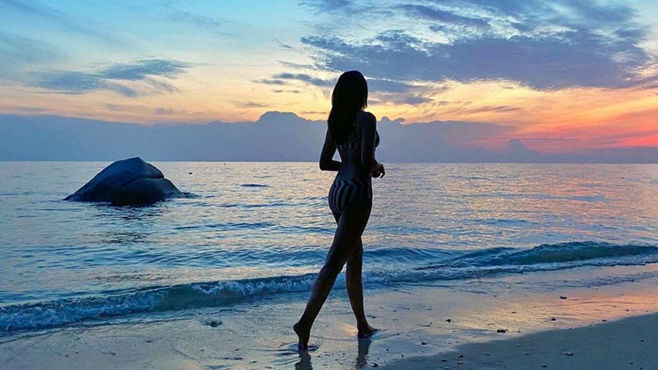 เป็นภาพที่หลายคนรอคอยเลย สำหรับโพสต์ล่าสุดของสาว เบลล่า-ราณี ที่ไปเที่ยวทะเลแล้วใส่ชุดว่ายน้ำทูพีซ...แหม แต่อยากจะถามตากล้องสักหน่อย ไม่มีแฟลชหรือไง มืดเชียว...มองไม่ชัด!