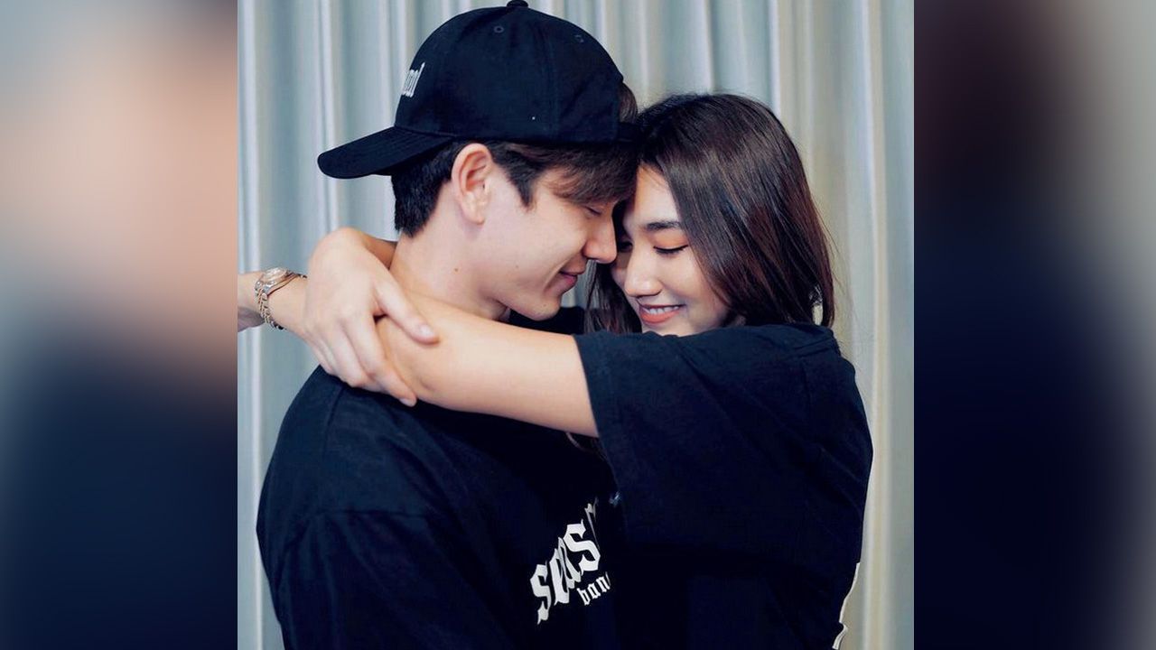 เมื่อ พ่อบาส-สมรักษ์ ติดเชื้อโควิด ทำให้ลูกสาว เบสท์–รักษ์วนีย์ ก็พลอยเสี่ยง และเลี่ยงไม่พ้นอีกคนก็พระเอกหนุ่มคนสนิท ตงตง-กฤษกร ทั้งคู่เลยพากันไปตรวจ และก็ กักตัวอยู่บ้านเดียวกัน.