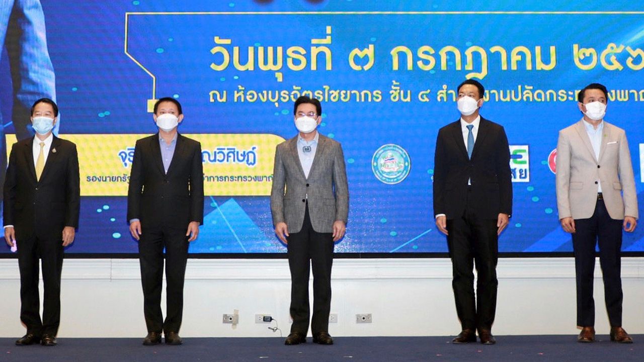 กู้ง่าย จุรินทร์ ลักษณวิศิษฏ์ รองนายกรัฐมนตรี และ รมว.พาณิชย์ เปิดโครงการ “จับคู่กู้เงิน” สถาบันการเงินกับ SMEs ส่งออก ในโครงการช่วยเหลือผู้ประกอบการด้านการค้าชายแดน โดยมี บุณยฤทธิ์ กัลยาณมิตร และ ดร.สรรเสริญ สมะลาภา มาร่วมในพิธีด้วย ที่กระทรวงพาณิชย์ วันก่อน.